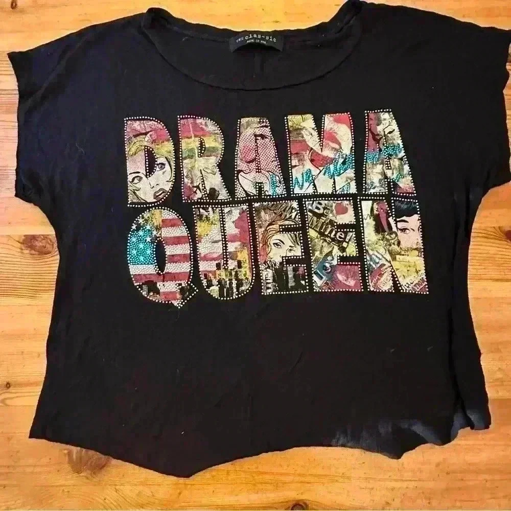 The clas-sic drama queen shirt cropped women L